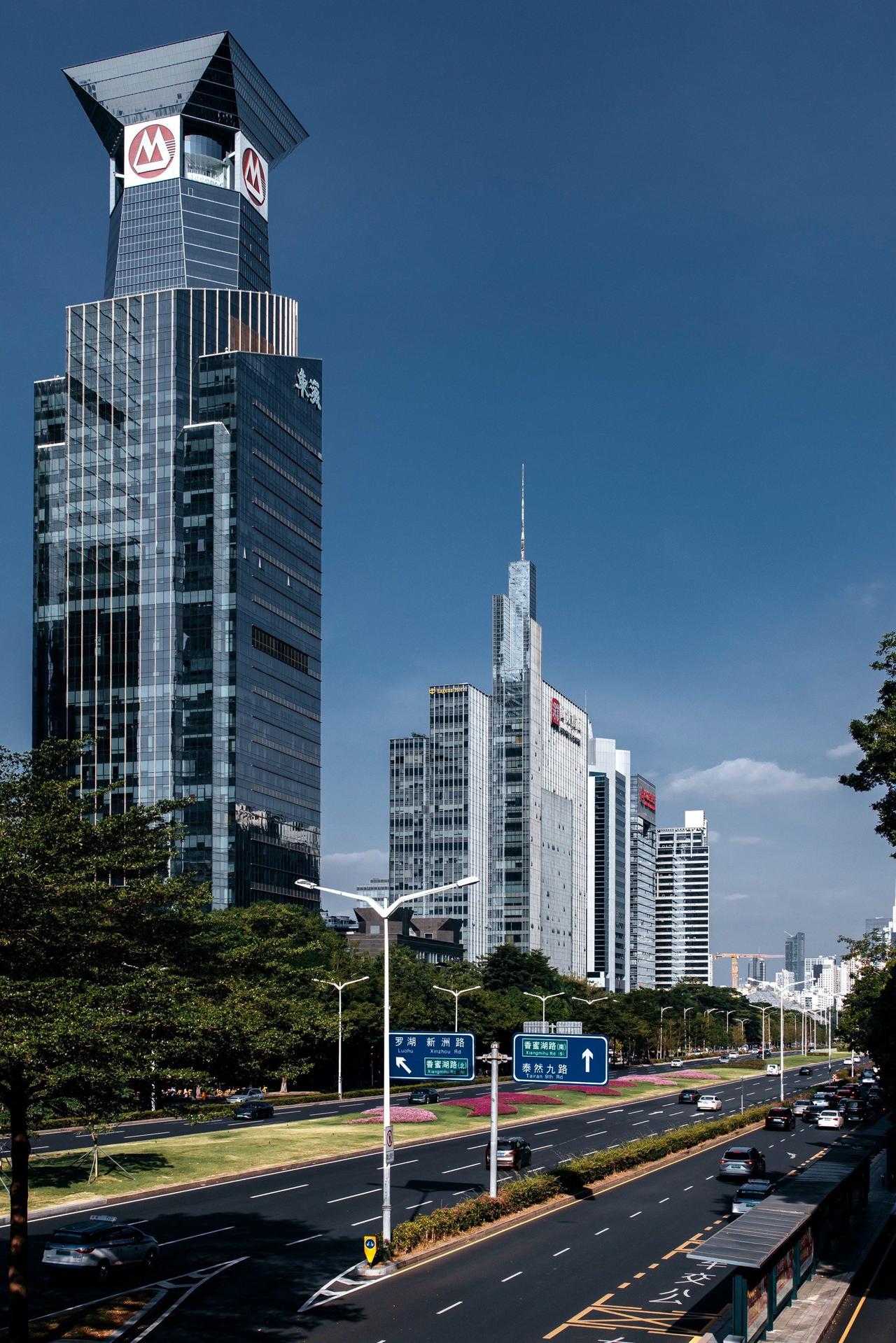 如今美国、以色列和伊朗正在打仗，中东不太平，有个伊朗网红女主播到中国，想从西藏坐