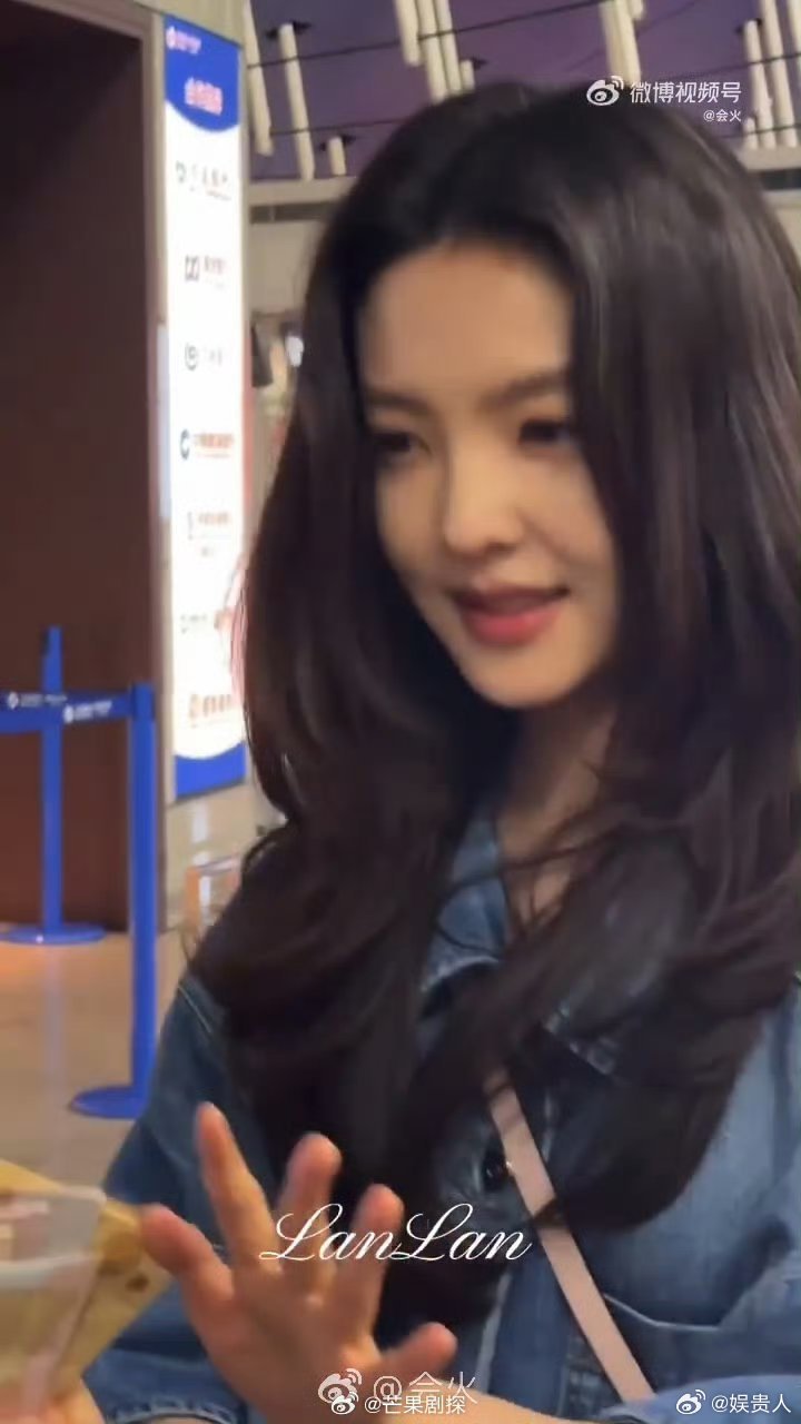 章若楠拍完戏就出发巴黎了章若楠连衣牛仔裙出发巴黎时装周 巴黎时装周，小掌来也 