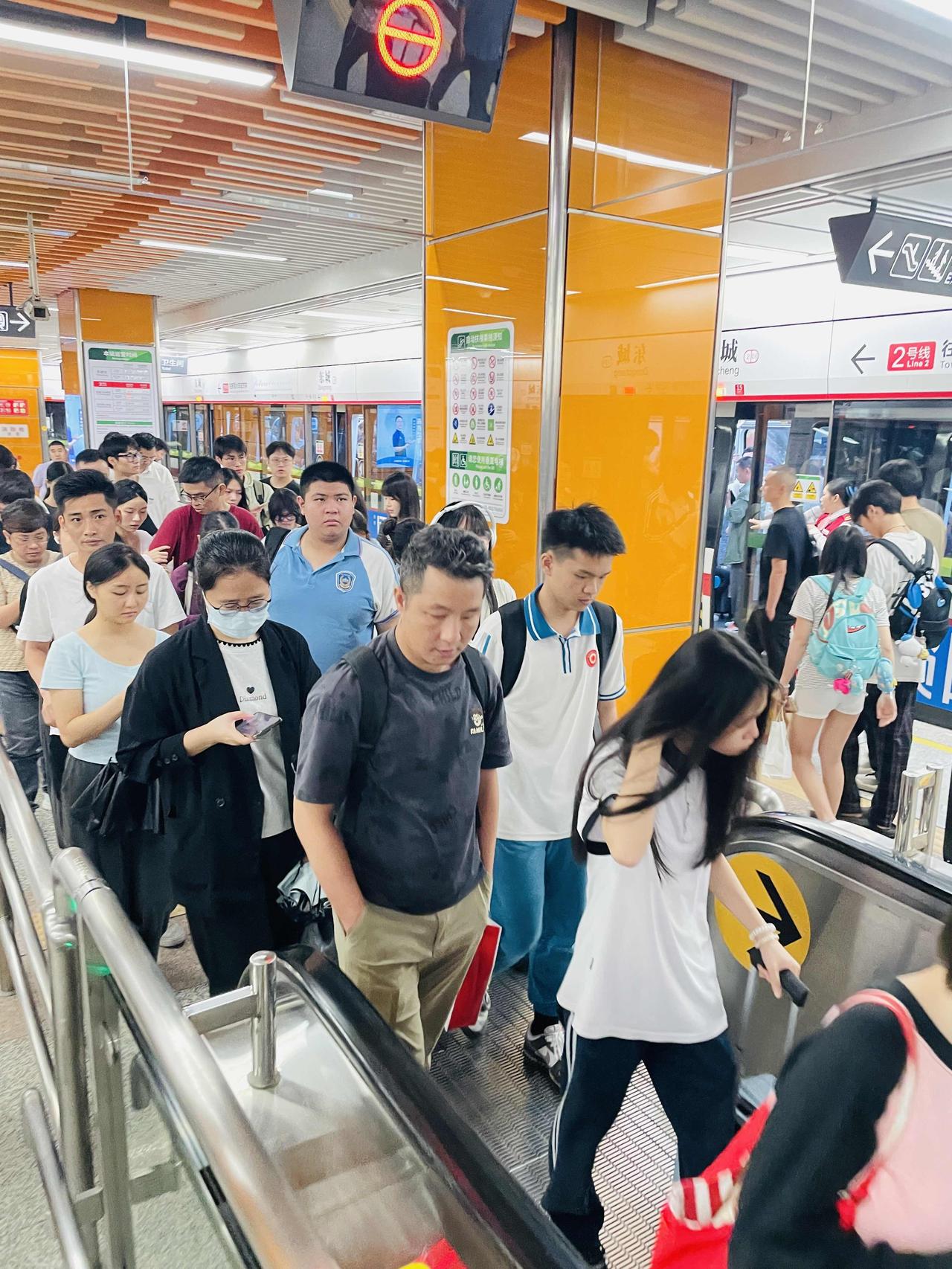 周末周日，
东莞的地铁人流量还是不错的。
这个是东莞东城站~厚街寮厦站！
晚上2