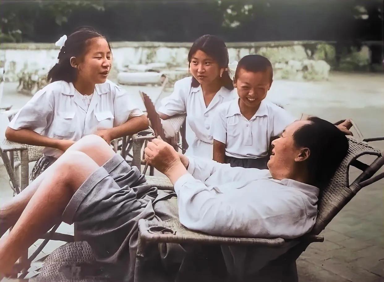 天伦之乐，幸福时刻。
#老照片的故事#