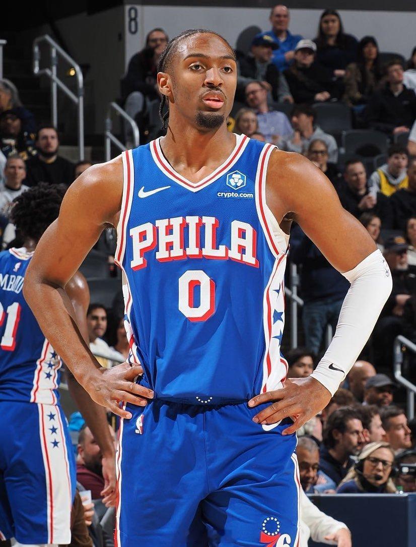 马克西离打破艾弗森保持的76人队史三分球命中总数纪录（885）只差4个了。 