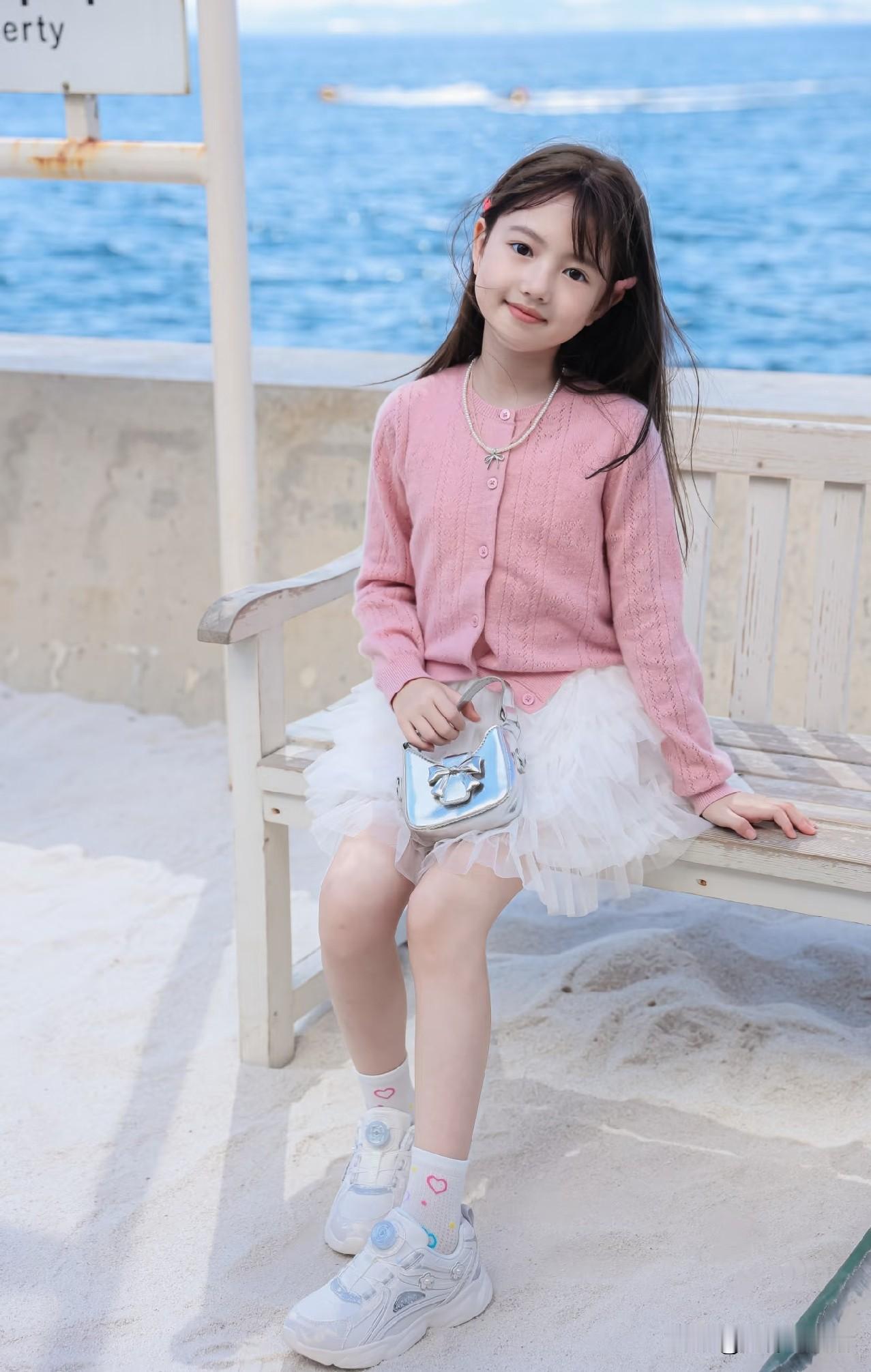 海边小仙女坐在长椅上，好可爱！