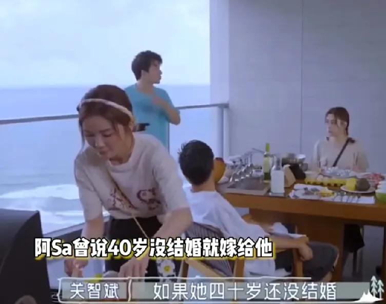 10月14日，关智斌演唱会上求婚蔡卓妍引发了网友热议，起因是关智斌作为嘉宾助阵蔡