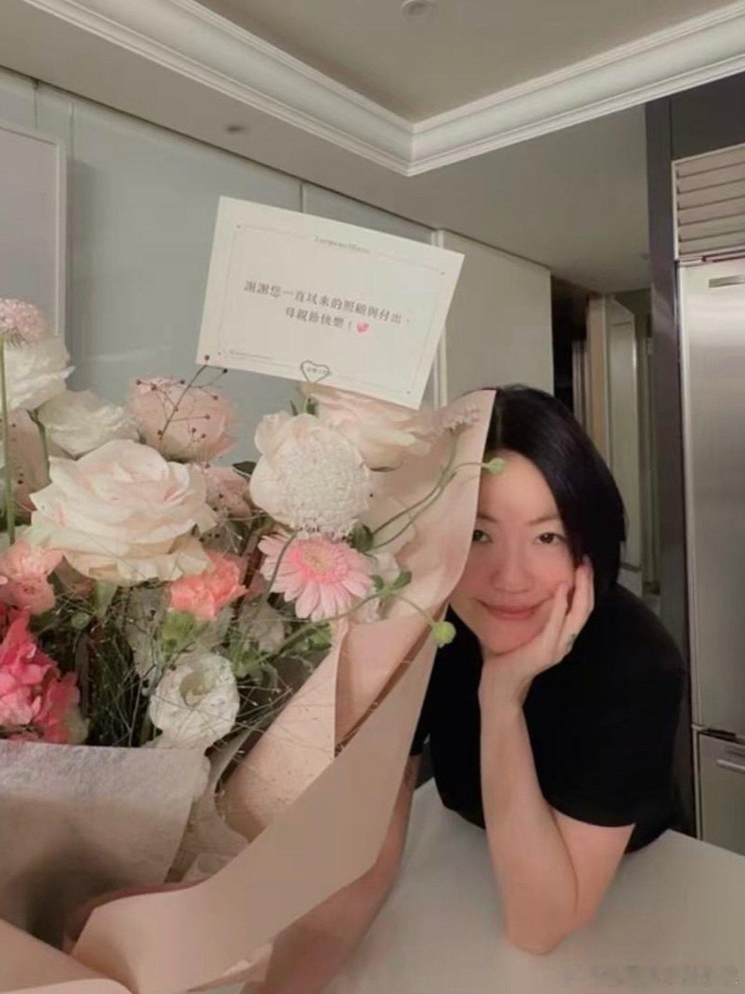 小S晒小女儿送的母亲节鲜花许老三恭喜小S回归工作，很用心啦！许老三恭喜小S回归工