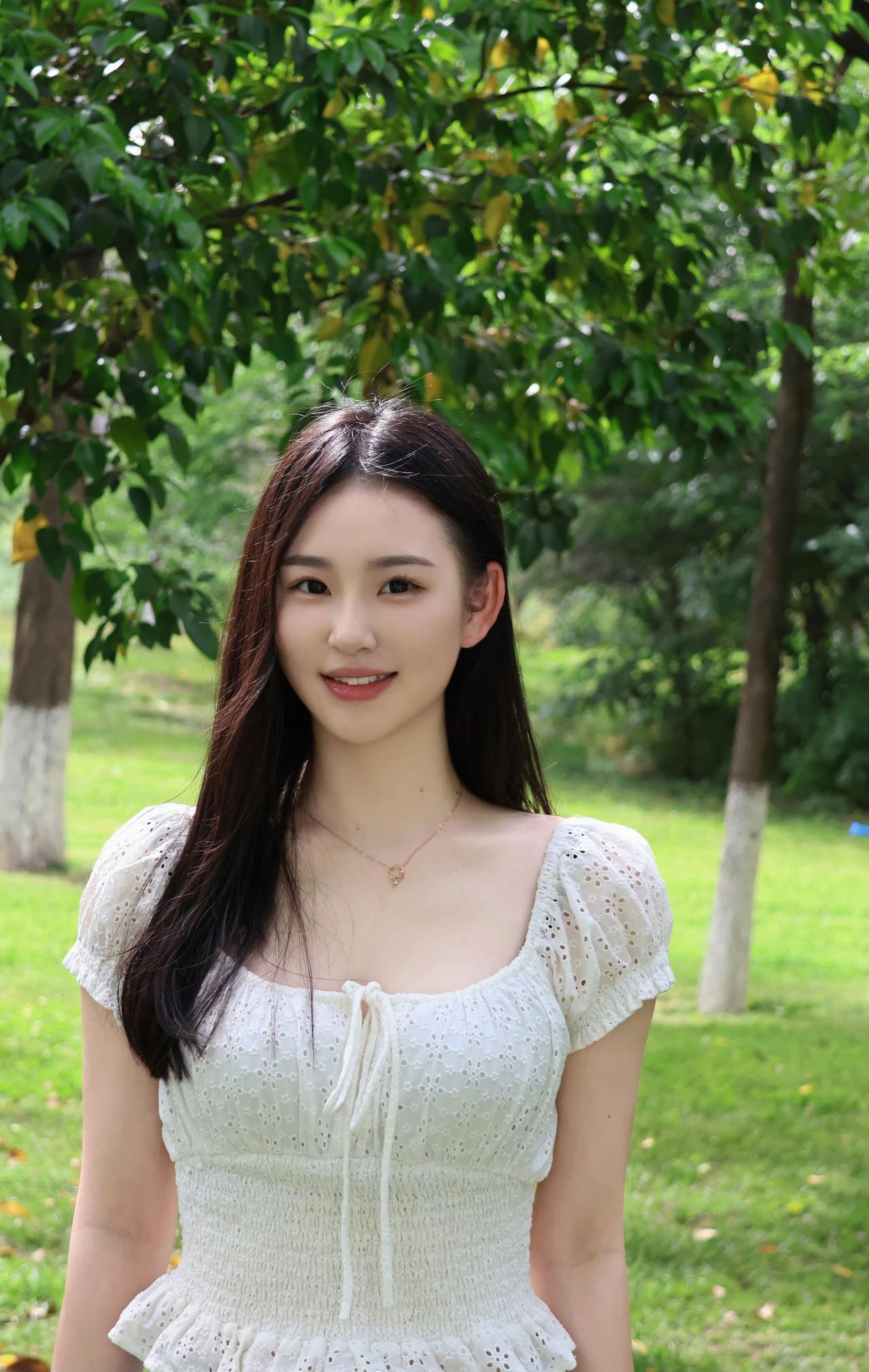 被蔷薇花墙和温柔的风，打包进了初夏的浪漫里🌸。花海蔷薇