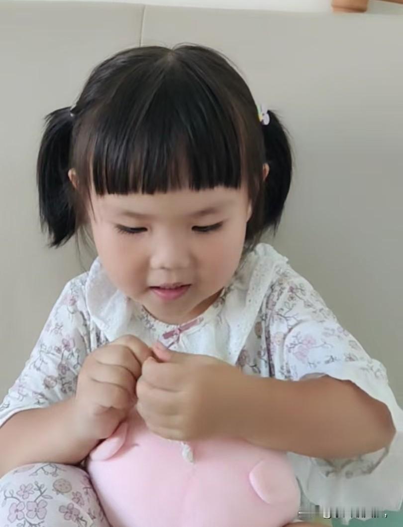 李小铁去幼儿园哭得惊天动地
今天是周一了，李小铁该去幼儿园了。早上起床啦，李小铁