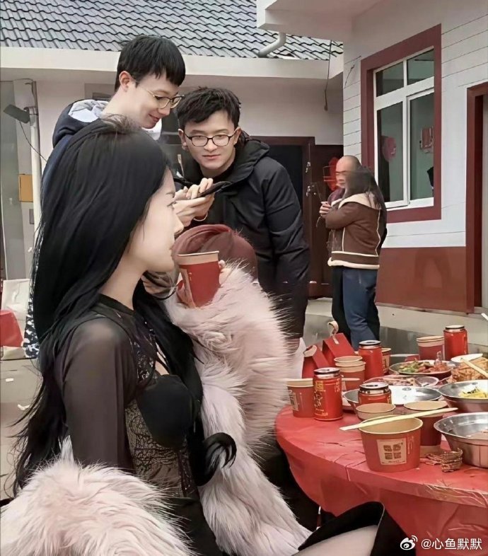 人家秋雅结婚你在这里又蹦又跳的