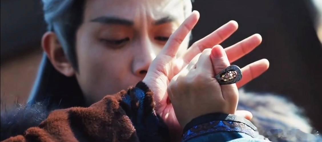 《逐玉》里孔雪儿的CP邓凯，居然也是撸友翻粉丝评论，回复图一是啥心情，他说是佛耶