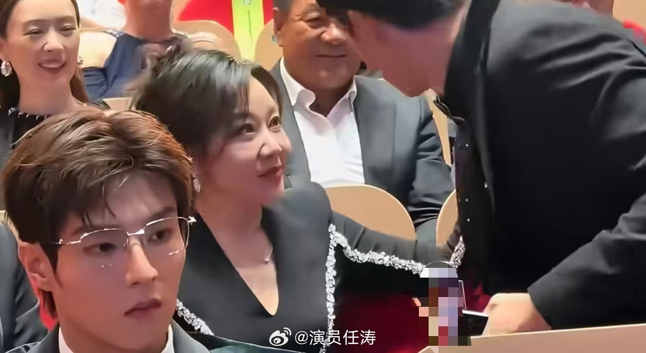 微醺界又多了一个酒搭子白玉兰名场面出圈！颁奖礼秒变欢乐小饭局，闫妮主动找酒搭子，