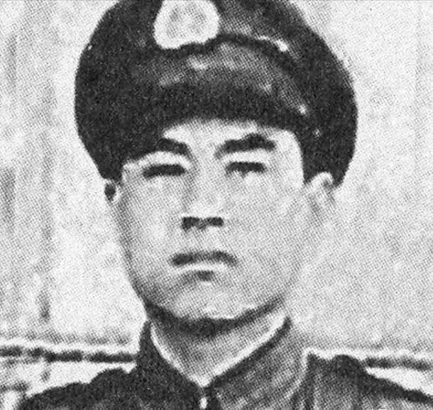 1941年，神偷“赛狸猫”藏在洞房天花板上，等新郎半夜外出撒尿，他“哧溜”一下钻