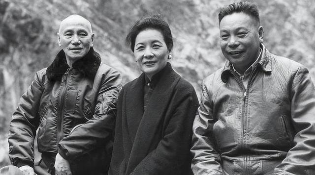 1941年，51岁的陈济棠携夫人，正坐在专机上，闭目养神。突然，被一名年轻女子喝