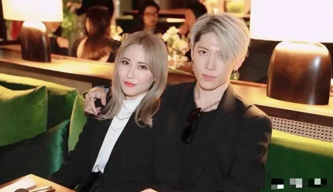 雅真的让妻子在披哥闪耀了在生活中的雅是一个十足的奶爸和专情好老公，或许他的外表看