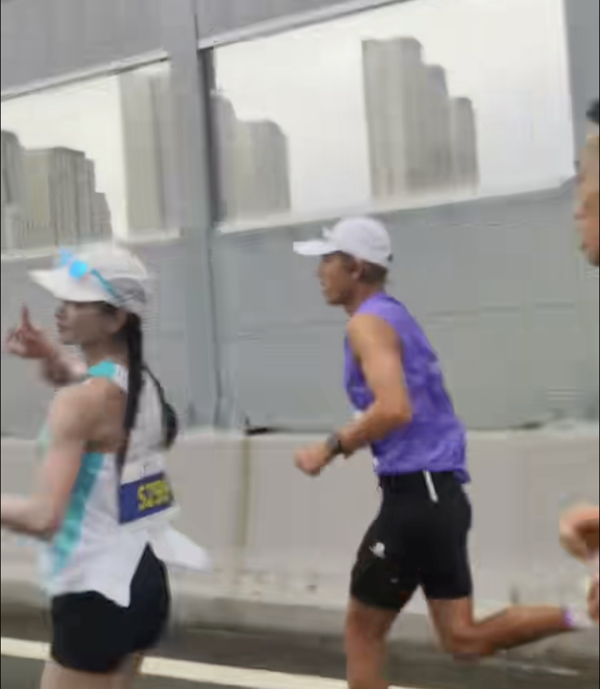 从李美珍哈尔滨半马夺冠“之路”来看，大众选手在赛道上遇到自己喜欢的精英运动员应不