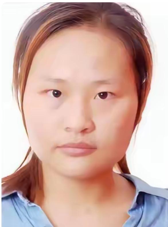 她出生起就被父母抛弃，把她送给村里的一对光棍兄弟，谁料，俩兄弟如获至宝，而让兄弟