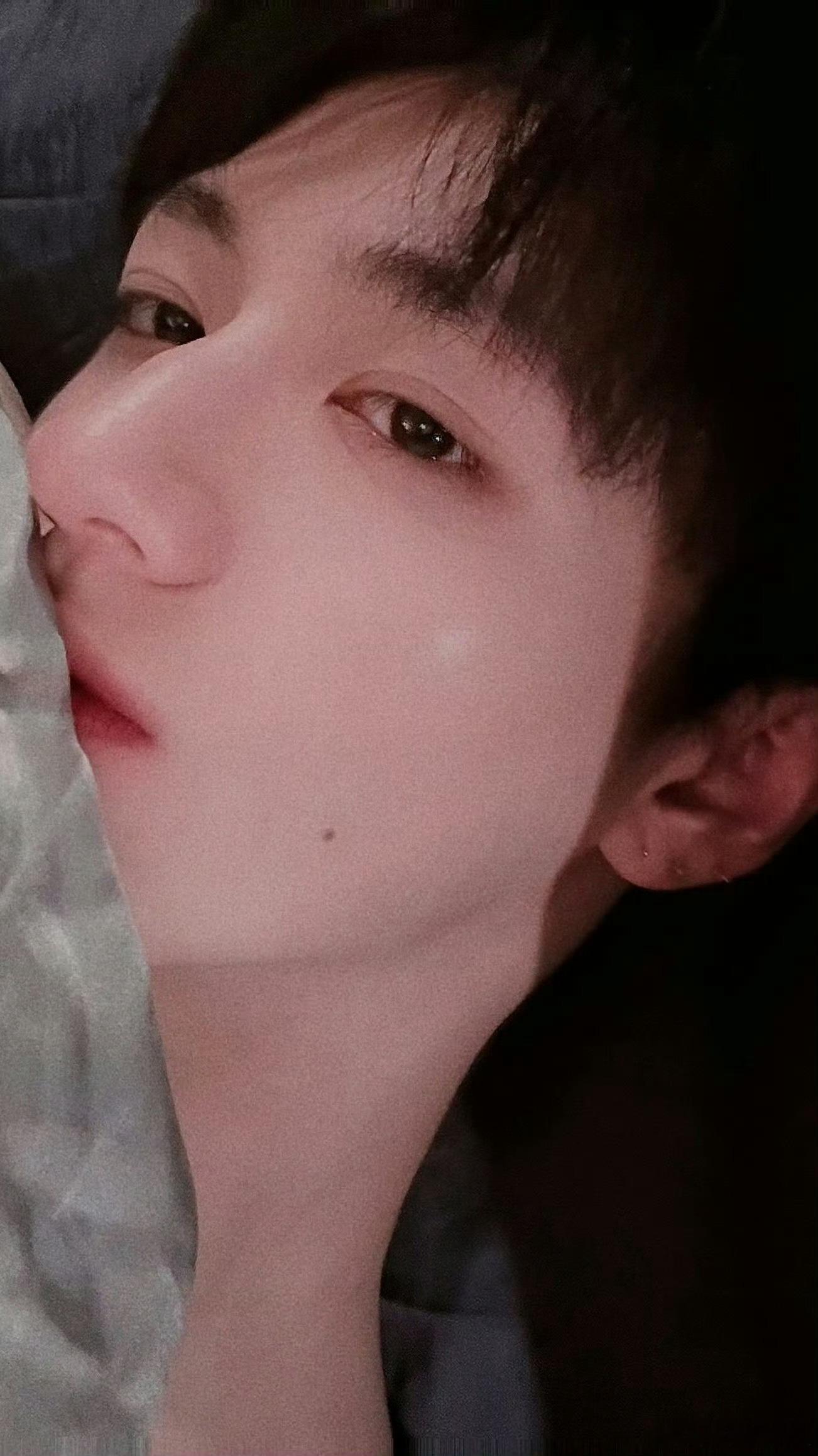 朱志鑫口罩包装袋粘屁股上了不许欺负一个小猫咪，好尴尬😳 