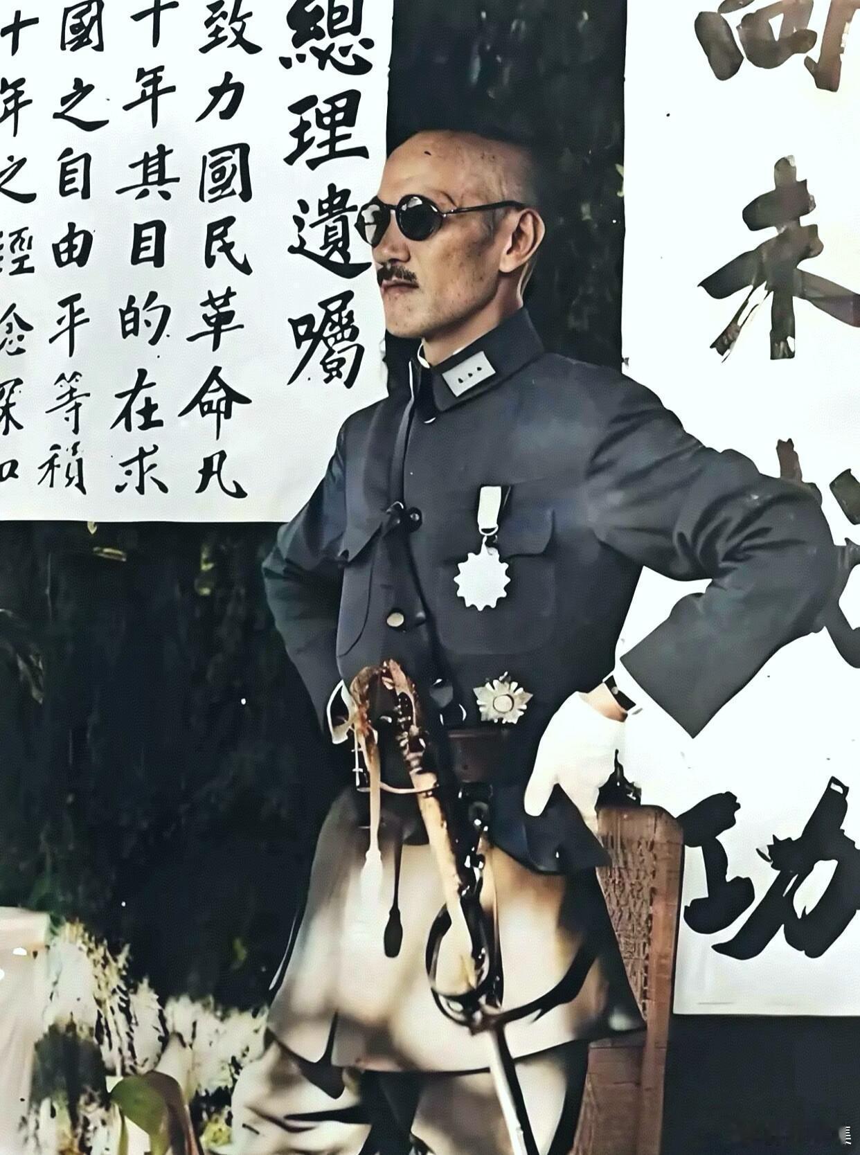 44岁时的蒋介石1931年，老蒋戴墨镜、挎军刀、双手叉腰，在江西南昌亲自挂帅，聘