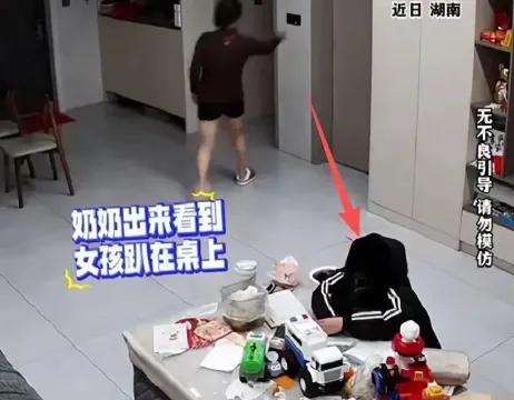 隔着屏幕，那七巴掌像打在所有留守孩子的心上。

湖南7岁女童小雅凌晨写作业睡着，