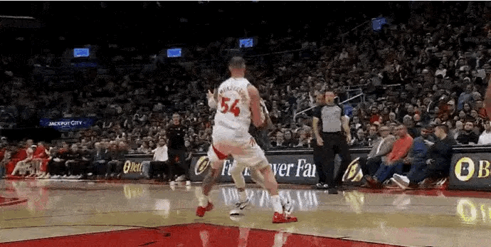 雄鹿vs猛龙字母哥多次被切球裁判都未吹罚，里弗斯情绪激动抗议。说实话，字母哥手都