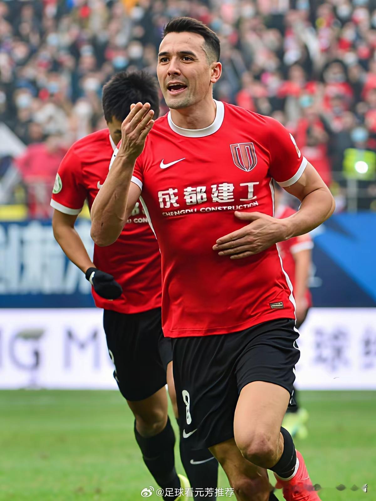 著名足球评论员袁甲给成都蓉城的周定洋支了两招，让他的顶薪能保持原有的水平而不是5