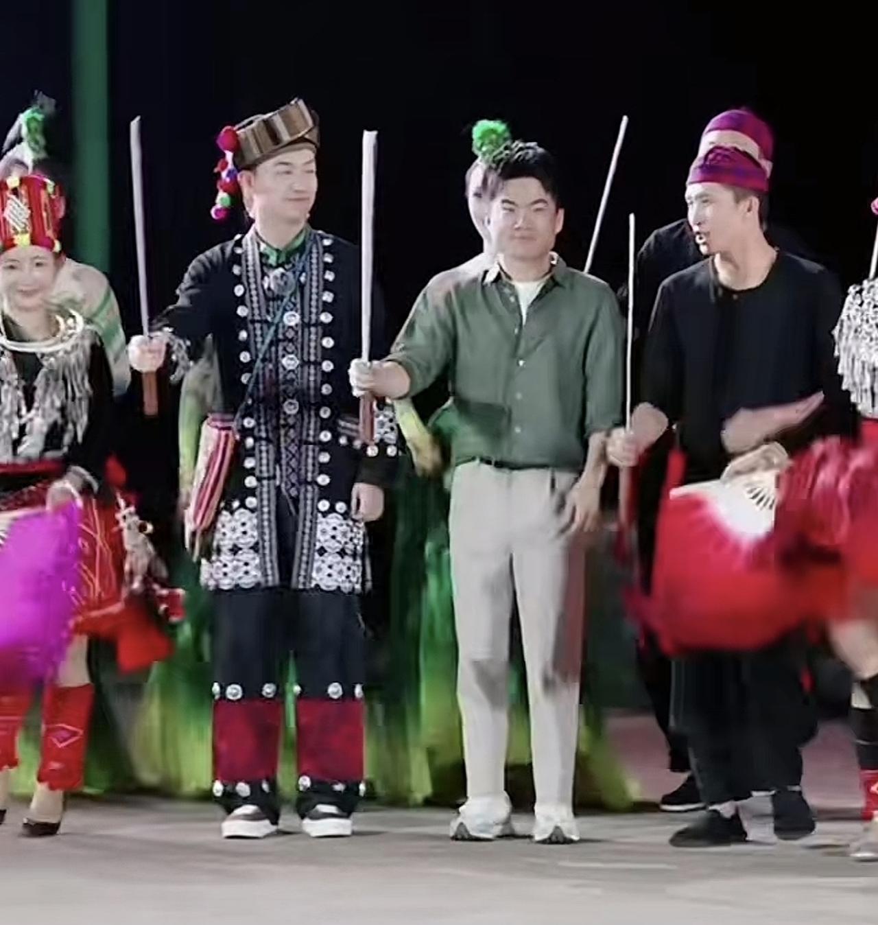 全网很多自媒体人都在攻击董宇辉，
其实他们的内心无比渴望成为董宇辉，
可惜他们这