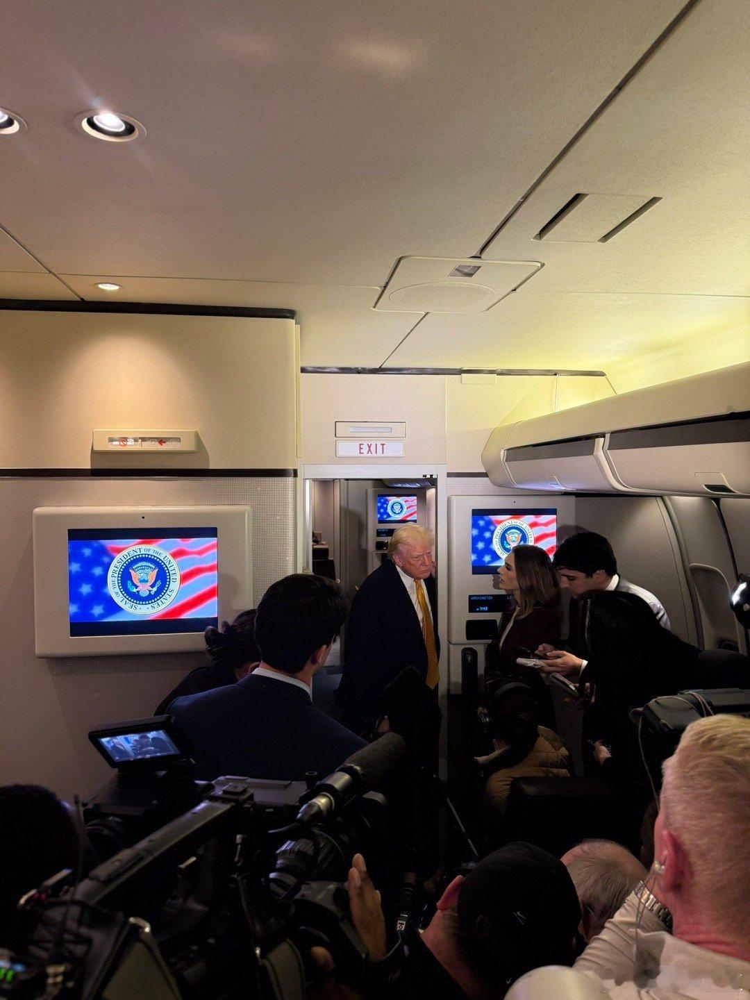 美国总统在空军一号见记者：问：谁在管委内瑞拉？你和代总统通话了吗？答：我们在和新