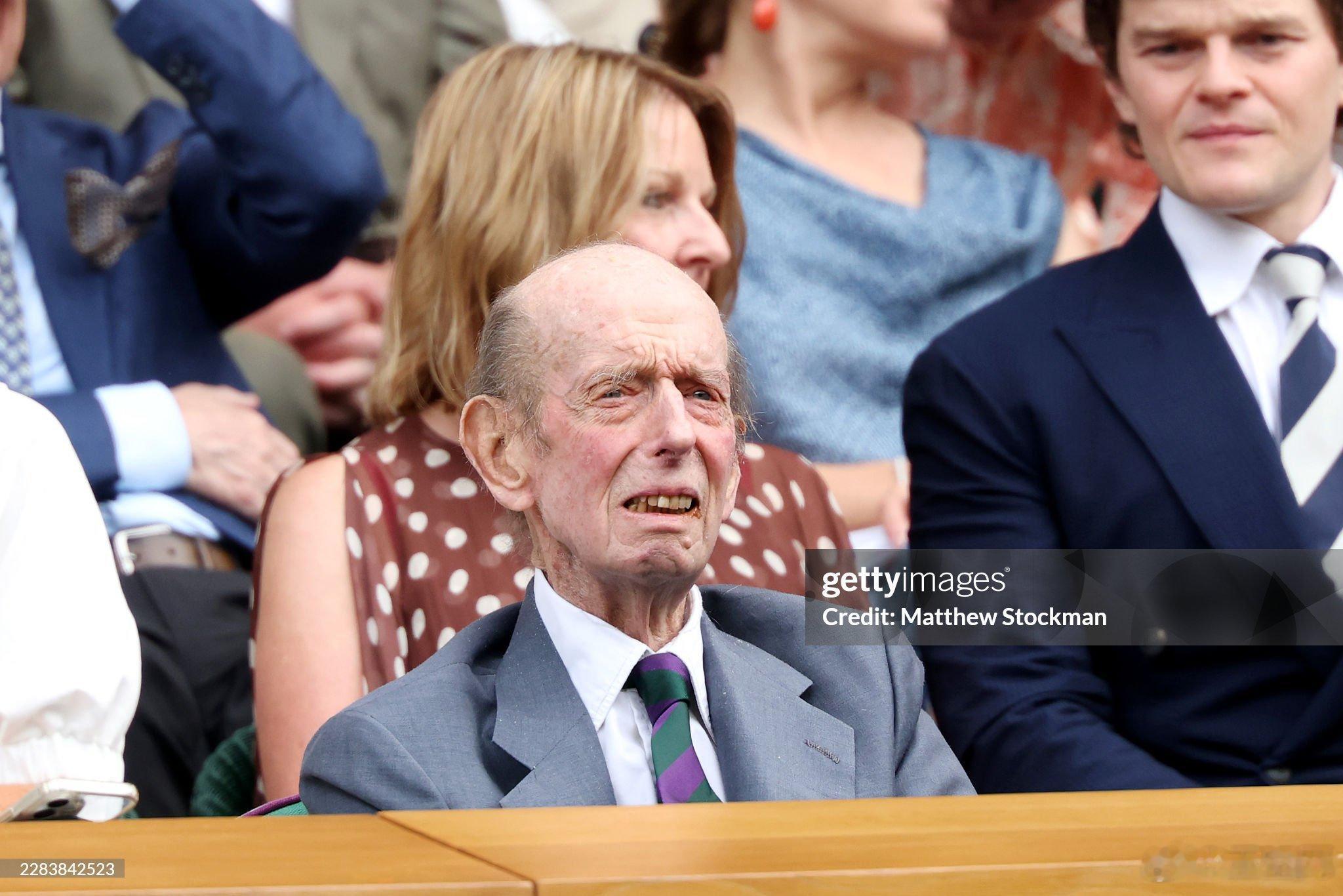 英国王室 🇬🇧6月29日，肯特公爵爱德华王子、大卫·贝克汉姆爵士和母亲观看温