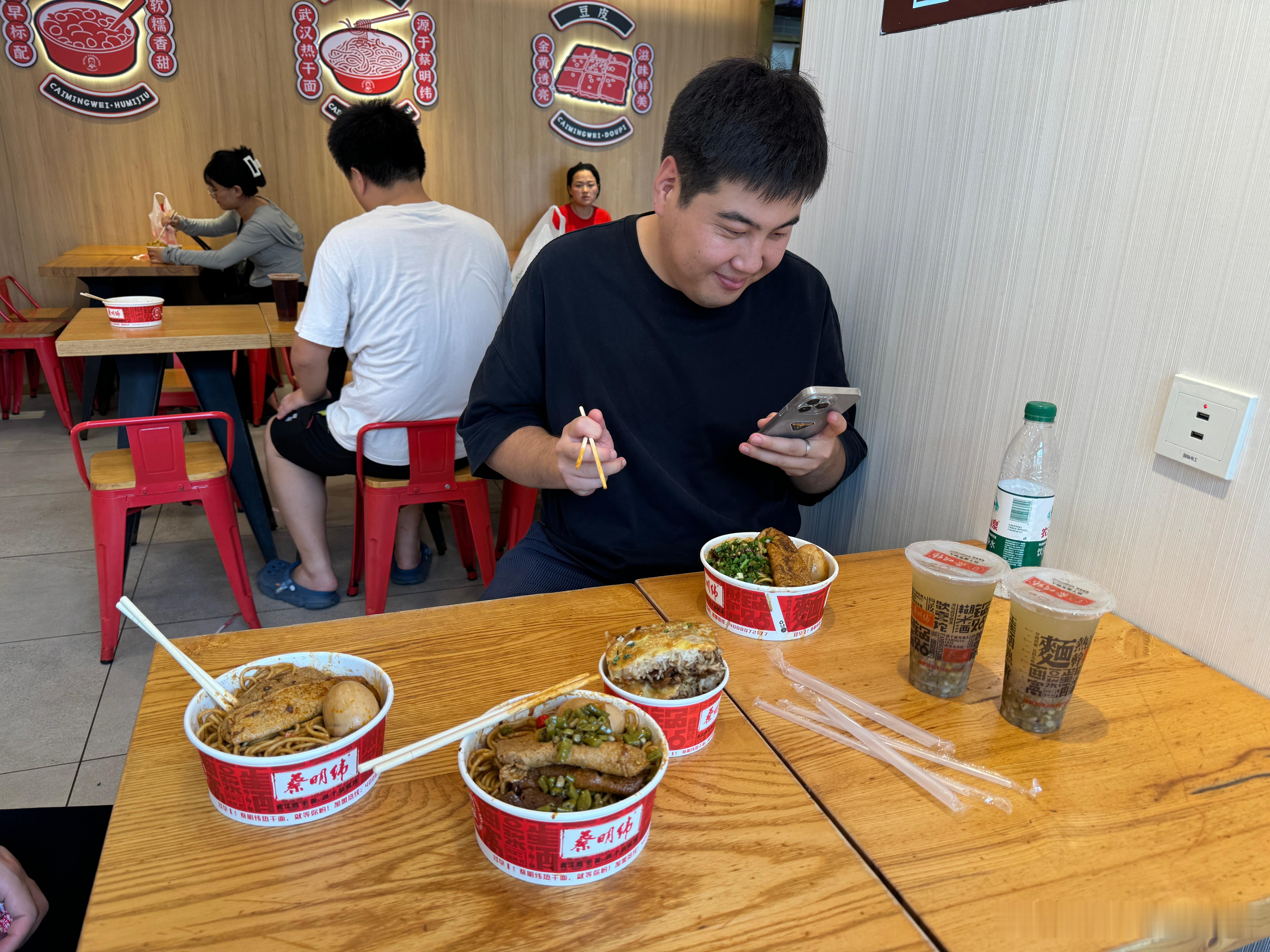 来武汉怎么能不吃热干面 饿坏了[馋嘴]  ​​​