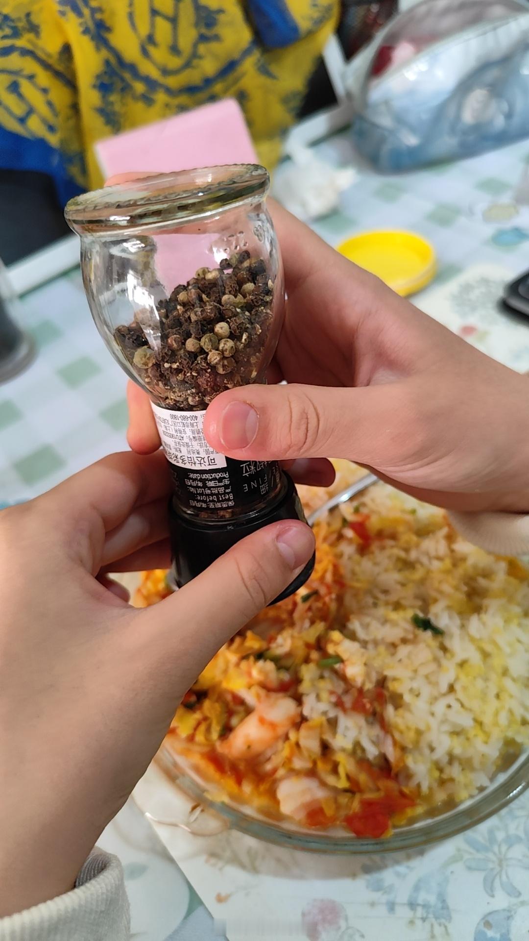 姐妹问，为啥吃同样份量的饭菜，自己的胃和肚子就鼓起来了，而瘦子的肚子还是平的？咱