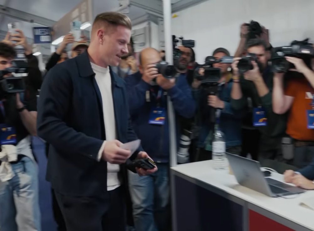 特尔施特根抵达投票站投入选票。📥📥📥巴萨巴萨大选巴萨vs塞维利亚