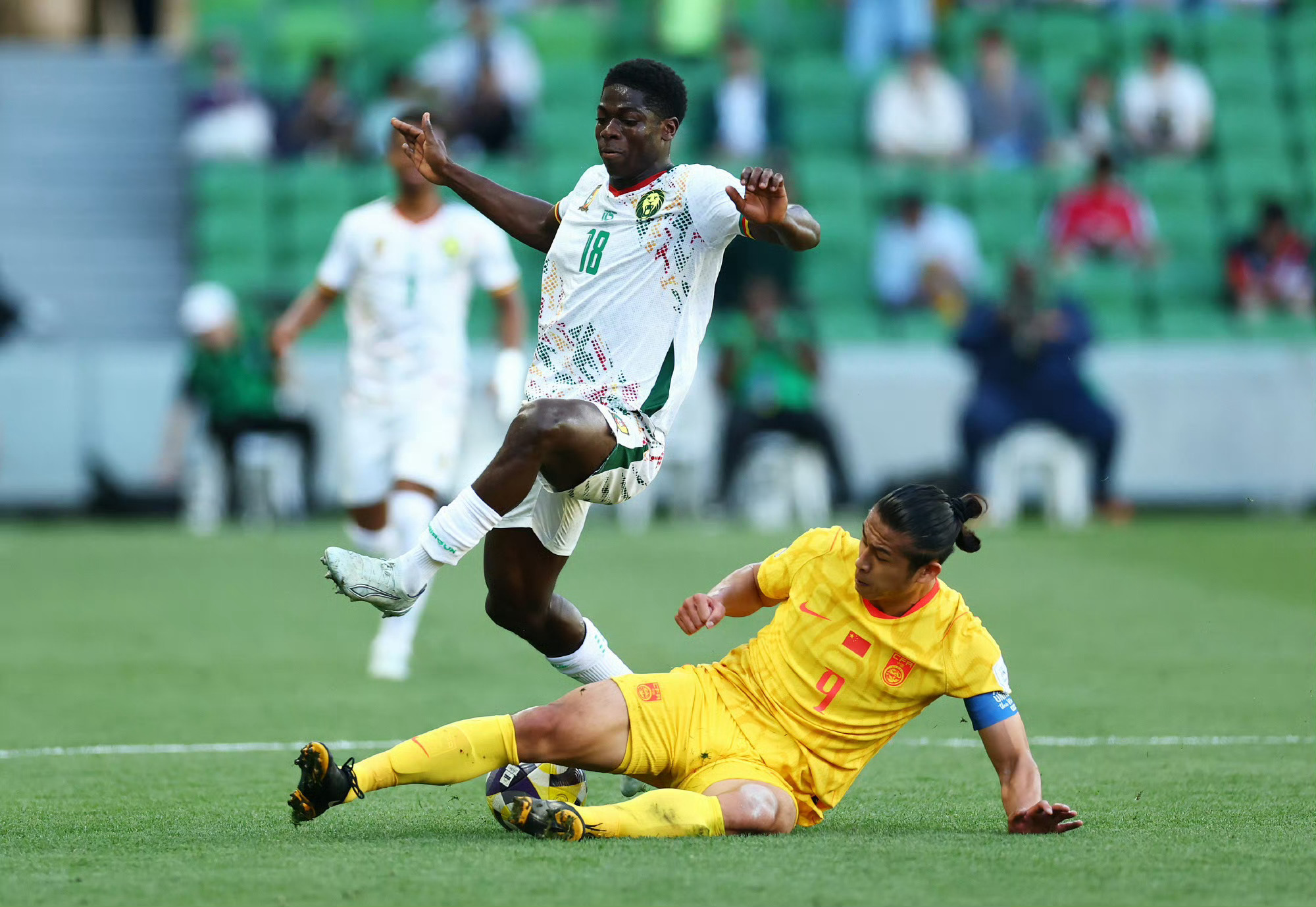 国足负于10人喀麦隆FIFA系列赛1胜1负收官！国足0-2不敌喀麦隆 全场仅1射