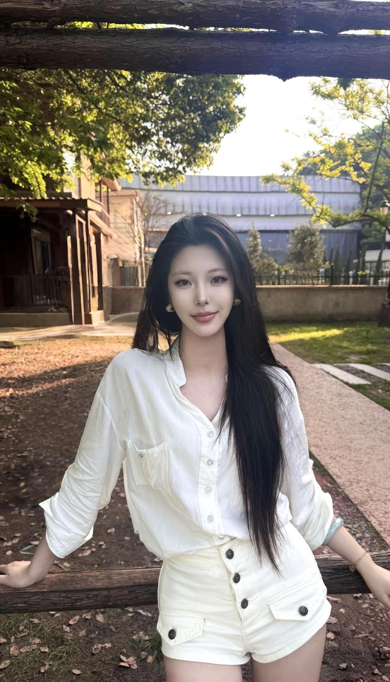 你真的这么高冷吗 要是我每天给你52个0元呢慵懒松弛感穿搭 氛围感随拍 白色衬衫