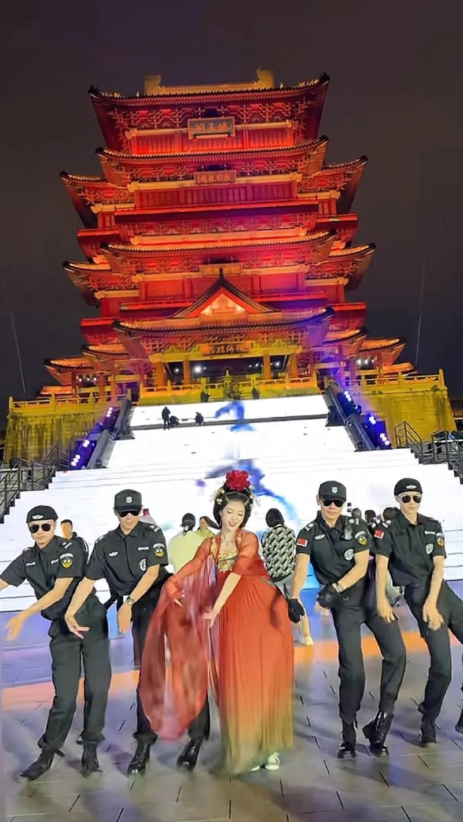 南昌流量一下就来了!之前花了几个亿打造的《寻梦滕王阁》在抖音上没有一点声量。
今