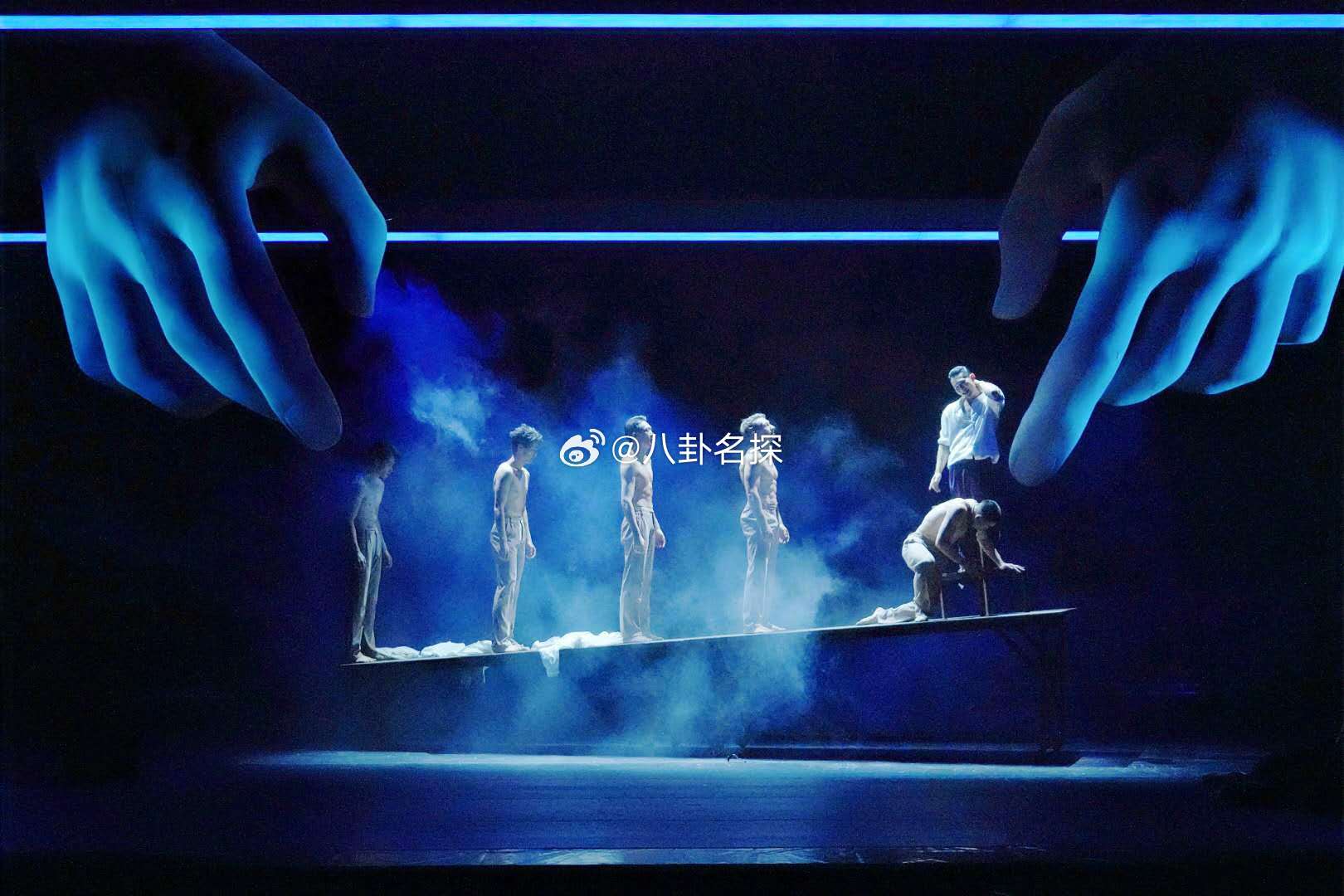 舞剧演员肌肉线条的杀伤力 发现舞剧届的宝藏了！现代舞剧我们 完美诠释了“力量与美