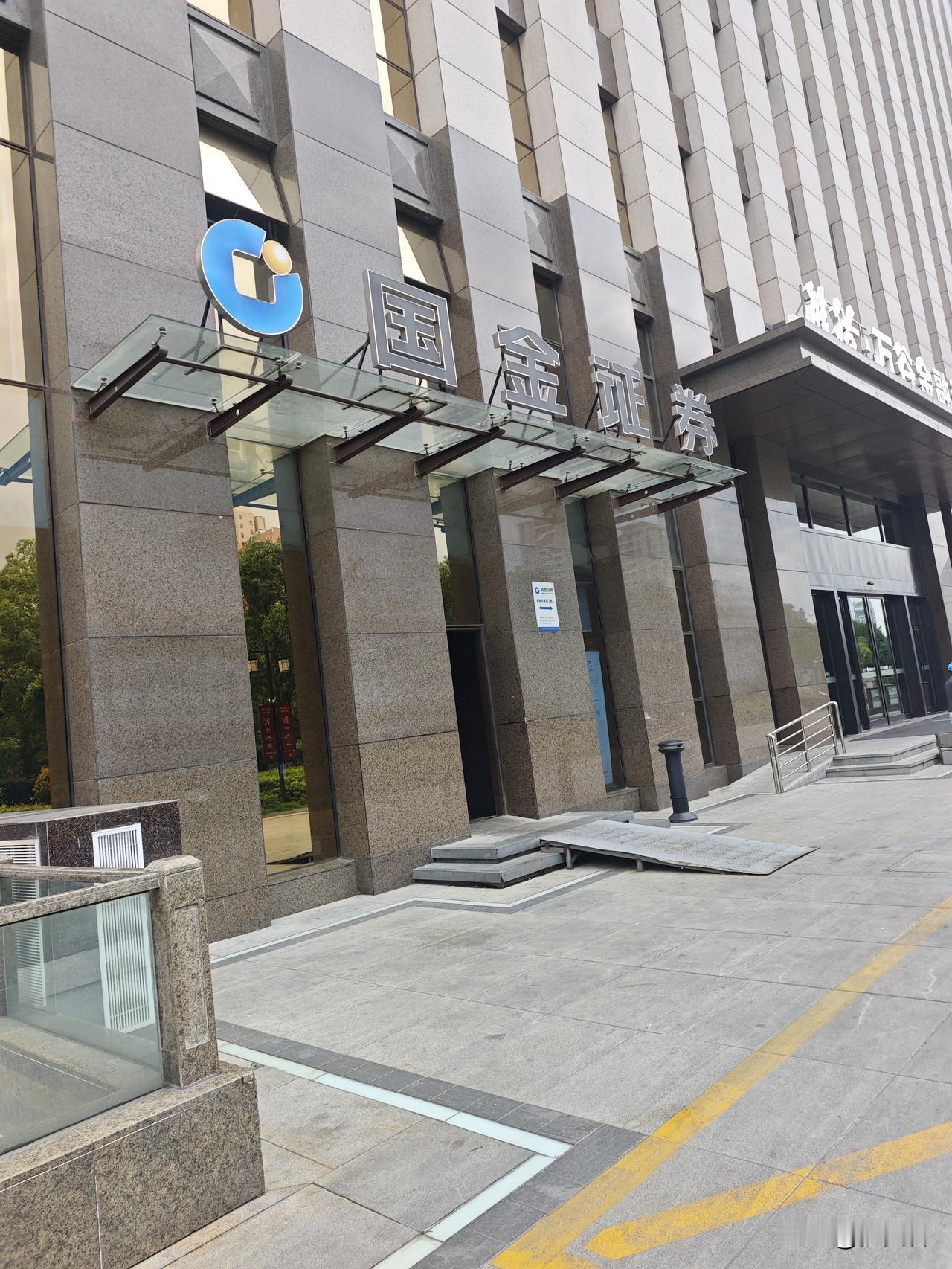 股市不挣钱的最大原因是什么呢?我去销户了，现在别炒股了，普通人炒股没出路。