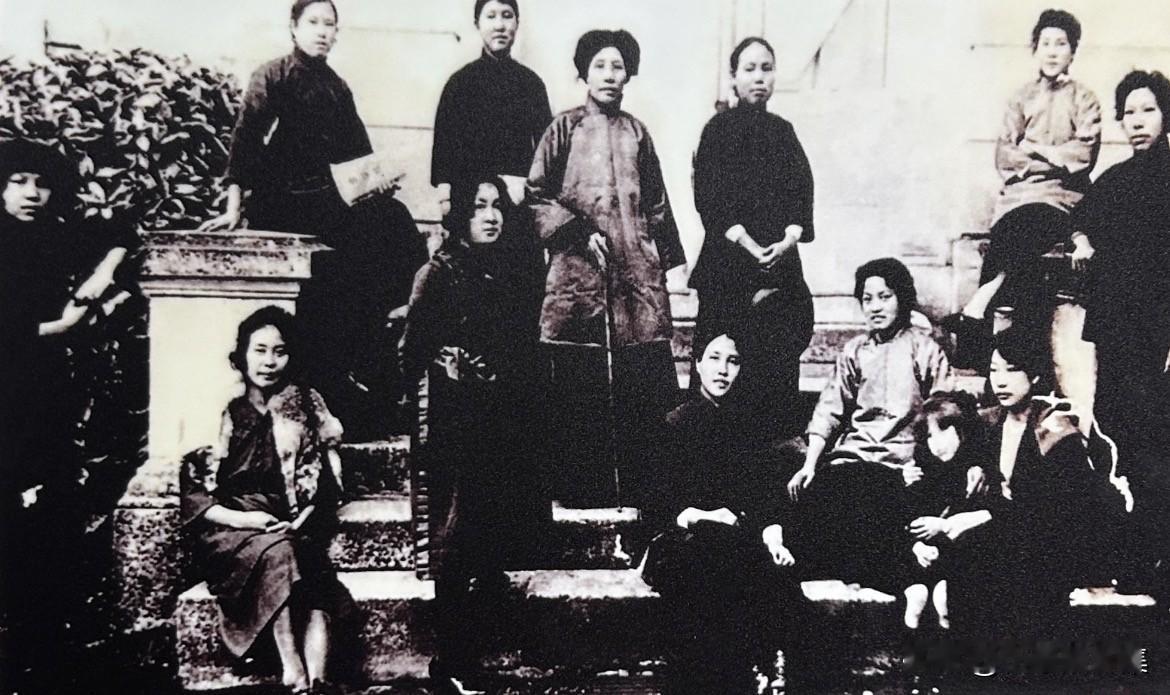 1920年初，向警予一行来到法国巴黎，进入蒙达尼女子公学。在这里，她以顽强的毅力