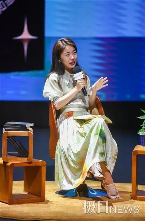 蒋方舟特殊升学路径被扒所谓“天才少女”，不过是被名校和流量层层包装的产物。从初中