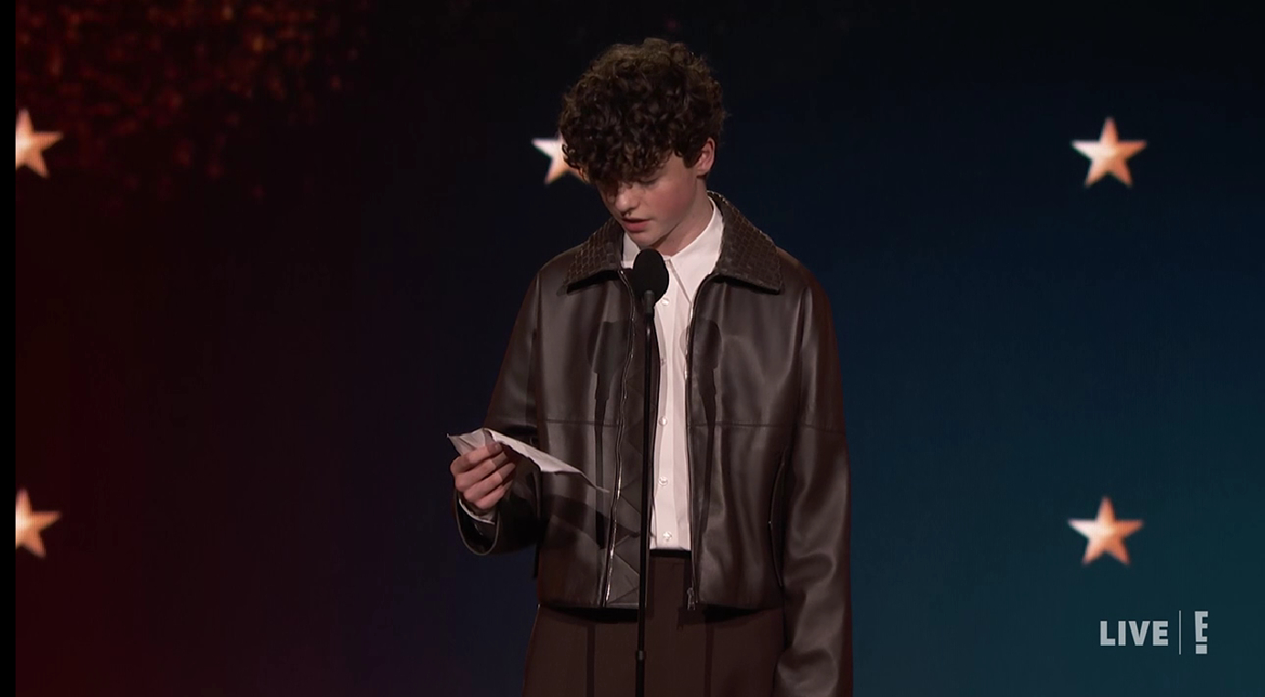 小帅哥拿奖了，欧文·库珀凭借《混沌少年时》在评论家选择奖中斩获限定剧最佳男配角奖