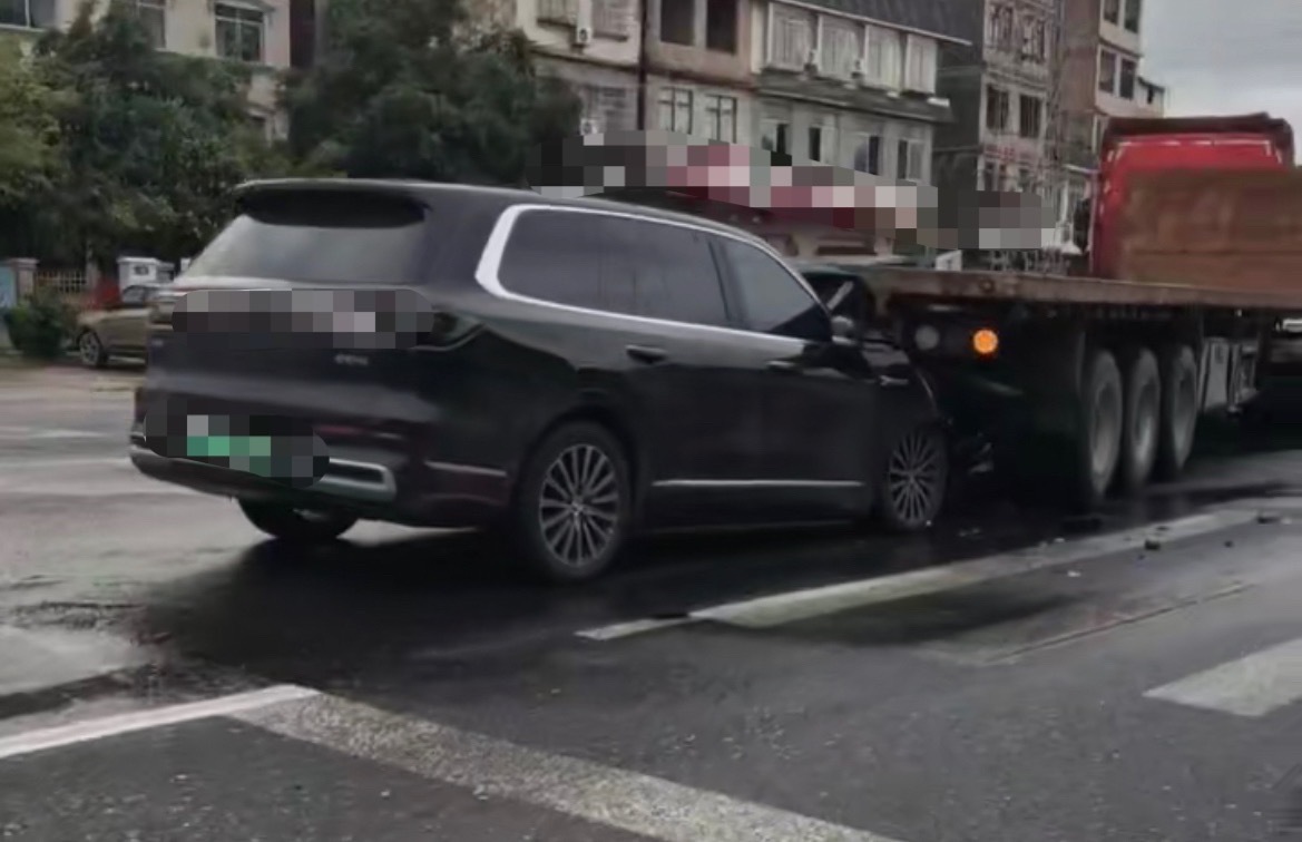 6月15日，玉林马坡新能源suv追尾撞上大车车底损坏，会不会报废了？！ 玉林