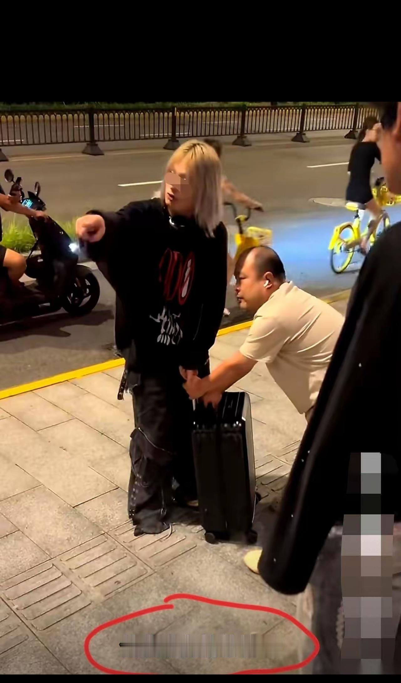 乘客打车时把行李箱落在了后备箱，反应过来后急着联系司机，没等对方开口，主动在电话