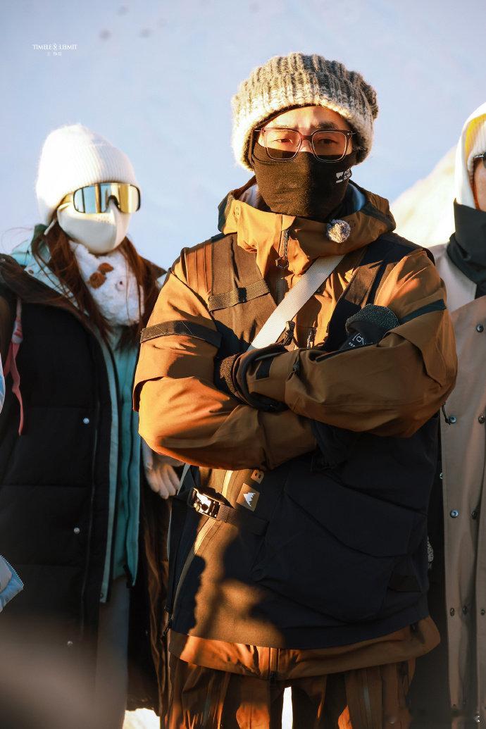 王铮亮快乐老友记路透谁懂啊！看到王铮亮登山的背影，突然觉得 “翻过这座山尽是坦途