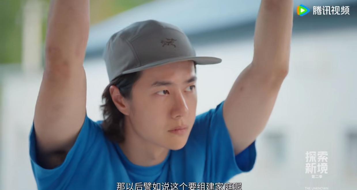 周鹏老师一句催婚砸过来。
王一博瞳孔骤缩。
全场静了半秒。
他喉结动了动。
“没