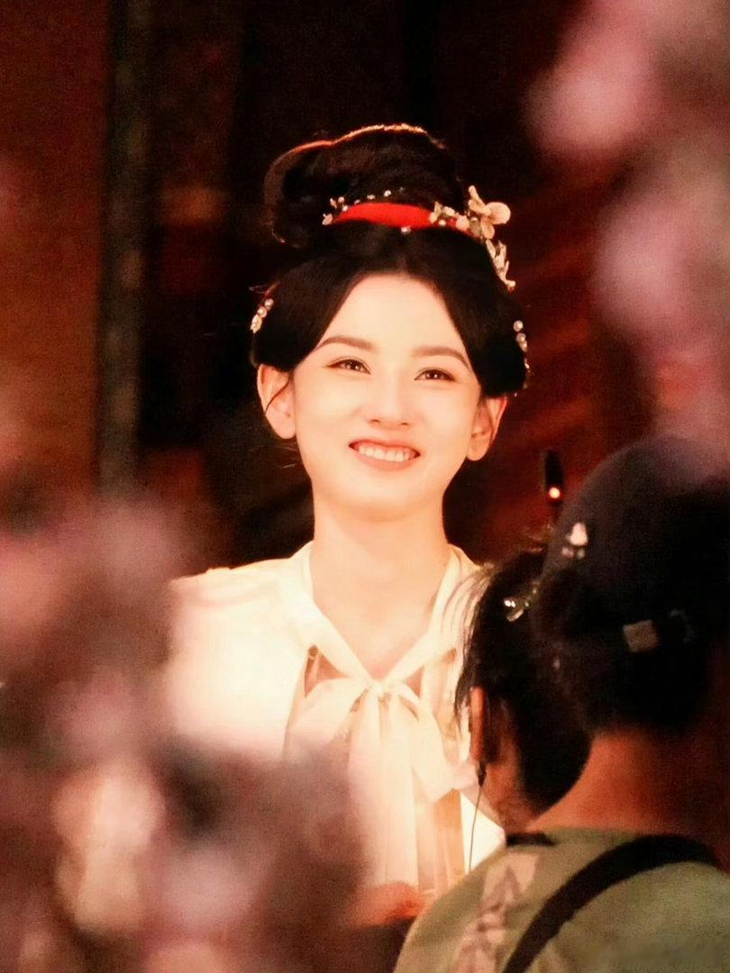 宋祖儿关心摔倒粉丝就这个宋祖儿人美心善！看到粉丝摔倒立马停下来关心，还帮忙扶起栏