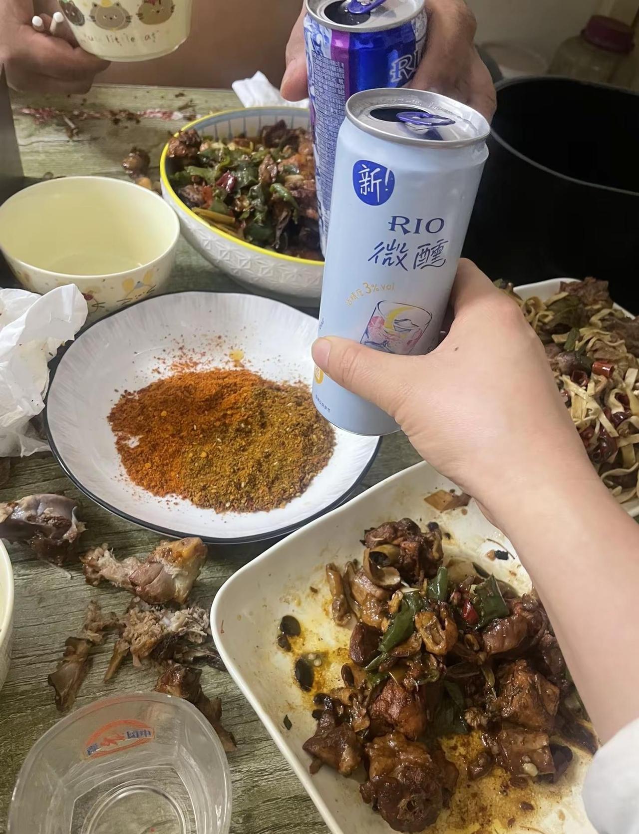 眼前酒，当下人，和资深合伙人 一起碰杯🍻 酒里有今天的情绪，也有明天的期许。酸