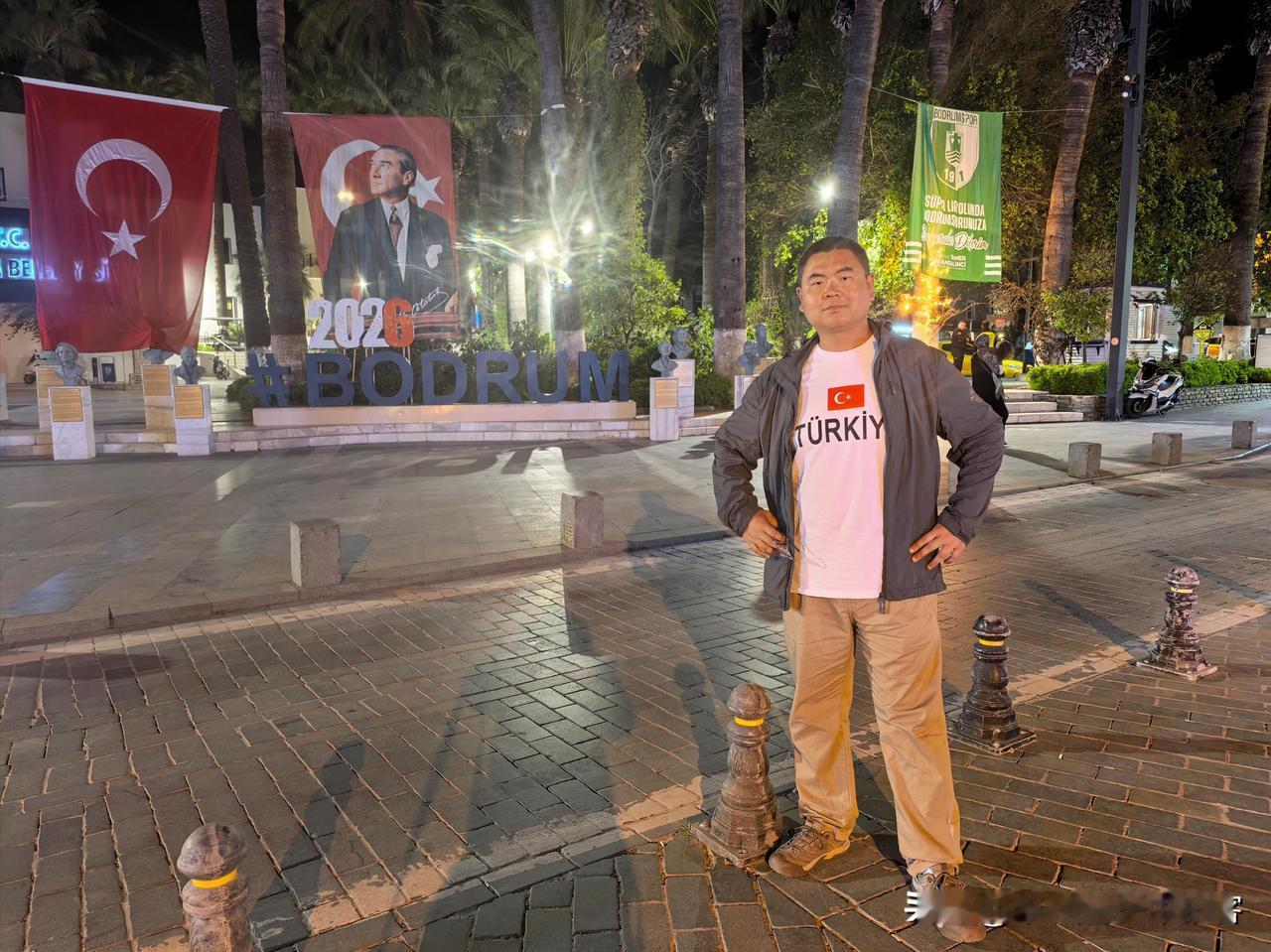 下午，在纳济利，乘坐大巴车，经过四个小时，终于到达博德鲁姆。夜晚，漫步海边，寻找