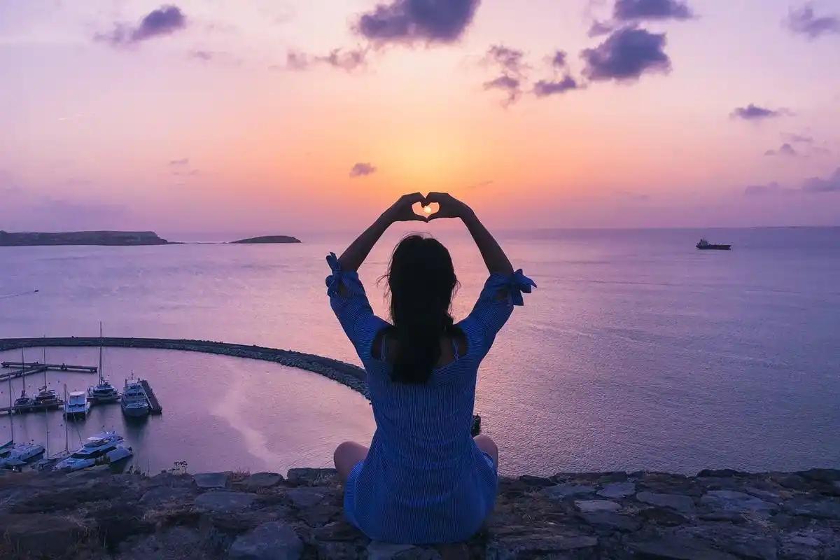 两性关系里，女性要的并非物质堆砌。尊重、陪伴和担当，才是她们内心所向。
尊重体现