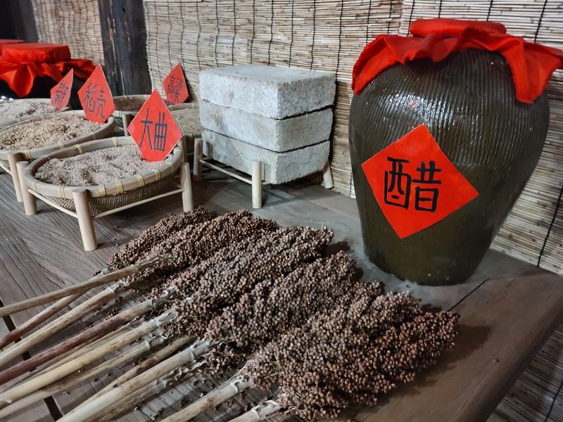 山西这醋和酒，那可是相当有门道。“山西陈醋酸干户，水东新酒香万家”，完美概括了山