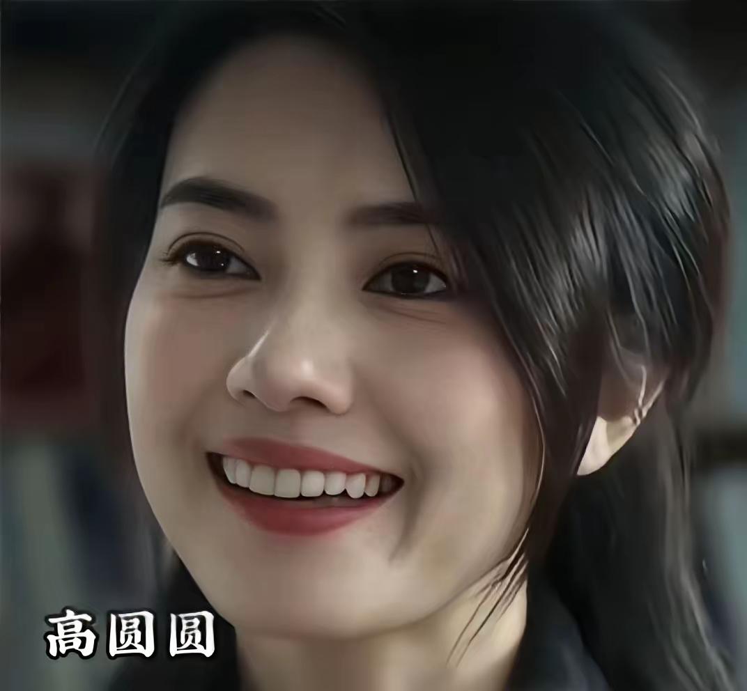 美女果然是相通的，高圆圆和金喜善这两个大美女放在一起看起来还真有点相似呢！
你觉