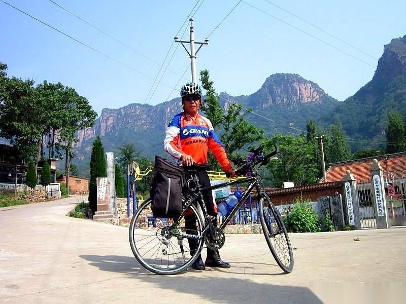 骑了十公里，下坡的时候，车把一歪。
我心里咯噔一下，完了。
我知道，那个曾经骑着