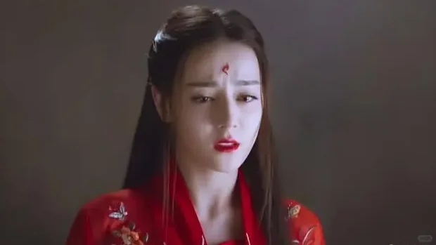 迪丽热巴红衣造型路透：明艳似火，动人心弦 近日，迪丽热巴的一组红衣造型...