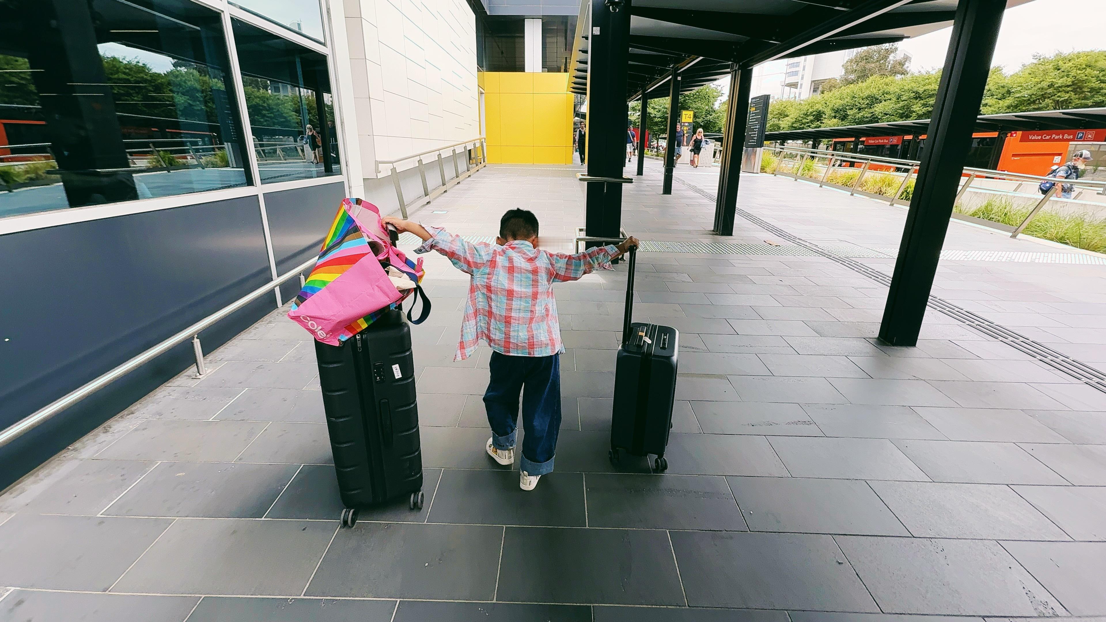 澳洲旅行日记 ：今天从墨尔本飞布里斯班第一次带火箭在澳大利亚境内坐飞机啦，成功完